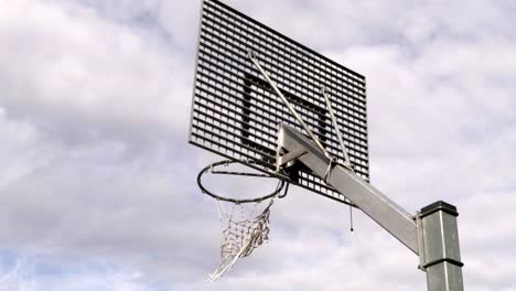 Basketball-Ball-fällt-in-Korb