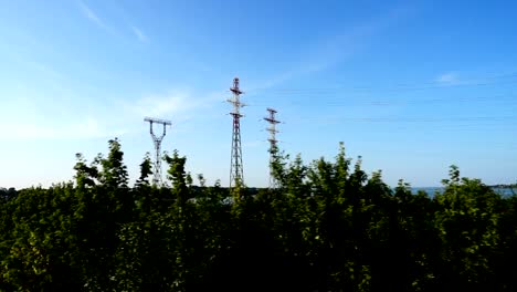 Power-line-in-das-Feld-ein.