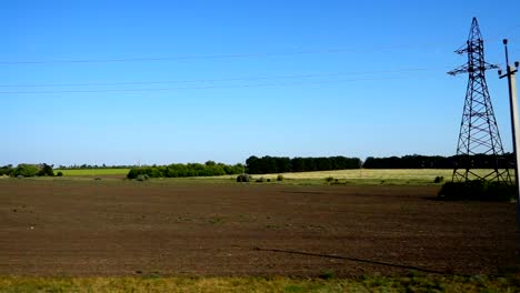 Power-line-in-das-Feld-ein.