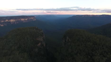 Imágenes-de-Drone-volando-sobre-las-montañas-azules,-Australia