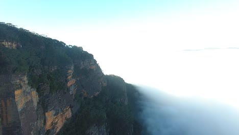 Drone-footage-flying-over-Blue-Mountains,-Australia