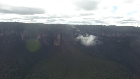 Drone-footage-flying-over-Blue-Mountains,-Australia