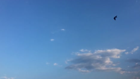 hermoso-cielo-azul-con-fondo-de-nubes.-Nubes-del-cielo.-Cielo-con-nubes-de-naturaleza-de-las-nubes-el-tiempo-azul.-Cielo-azul-con-nubes-y-sol.