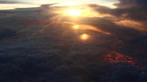 Antennen-Blick-auf-Sonnenuntergang-und-Wolken,-Blick-aus-dem-Flugzeug