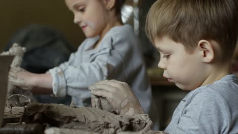 Niedliche-Kinder-in-Kunst-und-Kunsthandwerk-Klasse-Bildhauerei