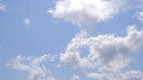 Moviendo-las-nubes-en-el-cielo.