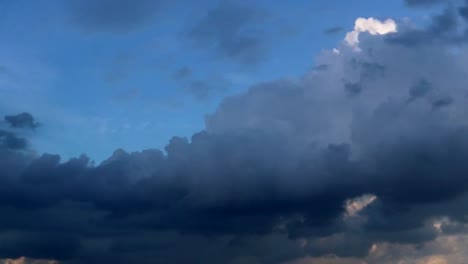 Atmósfera-dramática-tiempo-lapso-imágenes-clip-video-del-hermoso-cielo-al-atardecer-y-las-nubes.