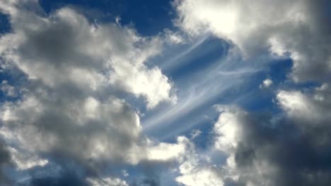 Cielo-azul-nublado,-mucho-blancas-y-gris-de-las-nubes