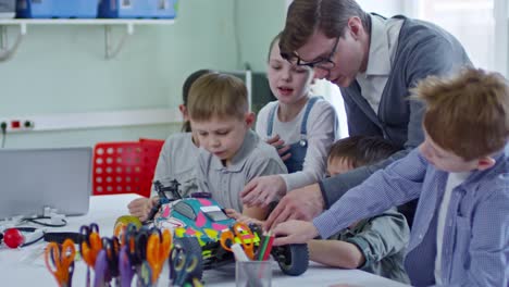 Niños-multiétnicos-que-tienen-clase-de-ingeniería