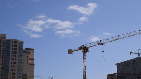 Turmdrehkran-Gebäude-gegen-den-blauen-Himmel-und-Sonne.-Bau-von-neuen-Gebäuden-mit-einem-Kran.-Turmdrehkran.