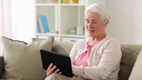 mujer-Senior-con-tablet-pc-y-tarjeta-de-crédito