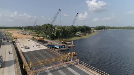 Aérea-de-camino-y-construcción-de-puente-en-Central-Florida