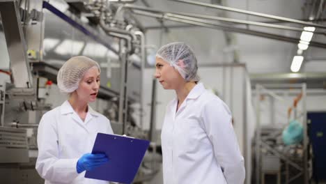 tecnólogos-de-las-mujeres-en-la-fábrica-de-helados