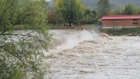 El-río-Serio-hinchado-después-de-fuertes-lluvias.-Provincia-de-Bérgamo,-Italia-norteña