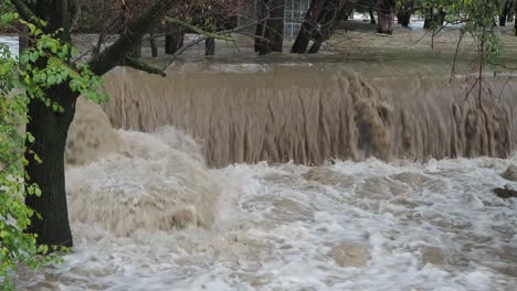 El-río-Serio-hinchado-después-de-fuertes-lluvias.-Provincia-de-Bérgamo,-Italia-norteña