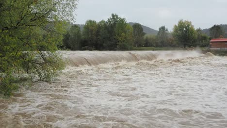 El-río-Serio-hinchado-después-de-fuertes-lluvias.-Provincia-de-Bérgamo,-Italia-norteña