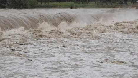 Serio-Flusses-geschwollen-nach-starken-Regenfällen.-Provinz-von-Bergamo,-Italien