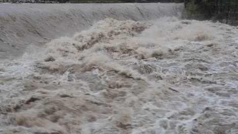 El-río-Serio-hinchado-después-de-fuertes-lluvias.-Provincia-de-Bérgamo,-Italia-norteña