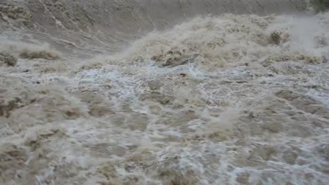 El-río-Serio-hinchado-después-de-fuertes-lluvias.-Provincia-de-Bérgamo,-Italia-norteña