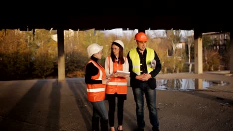 Ingenieros-llevar-a-cabo-una-inspección-en-el-sitio-industrial-urbano