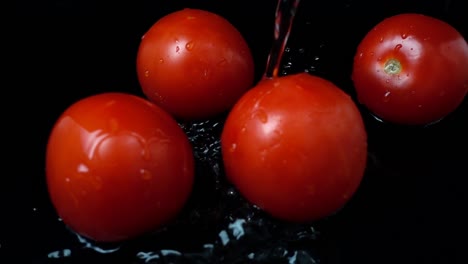 Das-Wasser-fließt-auf-Tomaten.-Slow-Motion.