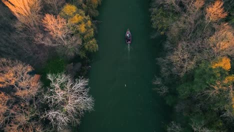 Río-y-otoño-y-vela-barco-de-pesca-durante-video-zángano-de-la-puesta-de-sol,-aéreo