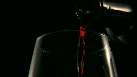 Glas-mit-Rotwein-gefüllt-wird.