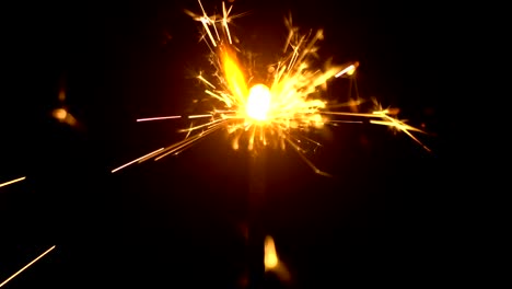 Slow-Motion-gelbe-Wunderkerzen-ist-Sparkling-auf-schwarzen-Hintergrund-Close-Up