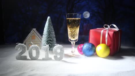 Glas-Champagner-mit-Weihnachtsdekoration.-Traditionelle-Winter-Urlaub-Alkohol-trinken-im-Schnee-mit-kreativen-Neujahr-Kunstwerk.-Textfreiraum