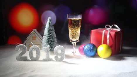 Glas-Champagner-mit-Weihnachtsdekoration.-Traditionelle-Winter-Urlaub-Alkohol-trinken-im-Schnee-mit-kreativen-Neujahr-Kunstwerk.-Textfreiraum