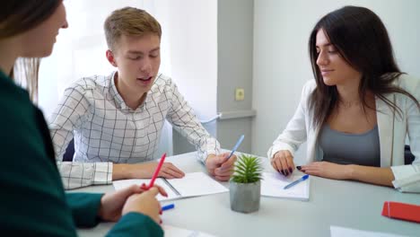 High-School-Studentengruppe-arbeitet-an-Projekt-zusammen-am-Tisch-im-Klassenzimmer