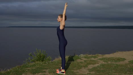 Yoga-Frau-in-Sportkleidung,-Energiekonzentration