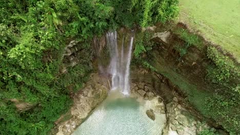 Luftaufnahme-des-Camugao-Wasserfall-in-Balilihan,-Philippinen.