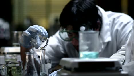 Estudiantes-universitarios-hacen-experimentos-en-un-laboratorio-de-química