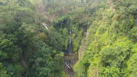 Hermosa-cascada-tropical-Bali,-Indonesia