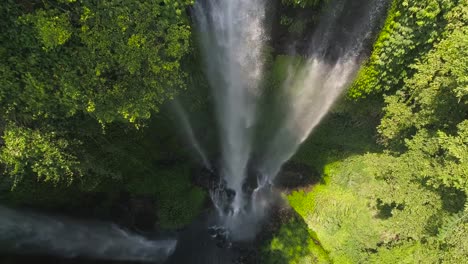 Hermosa-cascada-tropical-Bali,-Indonesia