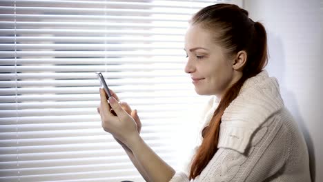 compras-en-línea,-una-mujer-joven,-viendo-los-productos-en-la-tienda-online-en-la-pantalla-del-smartphone