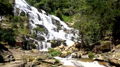 Tief-im-Wald-große-Wasserfall-am-Mae-Ya-Wasserfall,-Doi-Inthanon-Nationalpark-Chiang-Mai,-Thailand.-Übersetzen-von-Text-"Mae-Ya-Wasserfall"