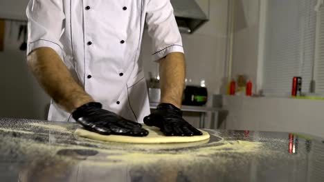 Kochen-Sie-in-der-Küche-Pizzateig-vorbereiten.-Ein-Mann-bereitet-Gebäck