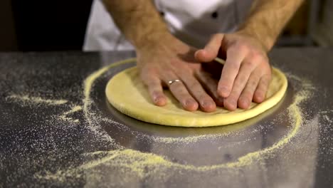 Cocinar-en-la-cocina-preparando-la-masa-de-pizza.-Un-hombre-prepara-pasteles