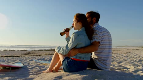 Par-tener-cerveza-en-la-playa-en-un-día-soleado-4k