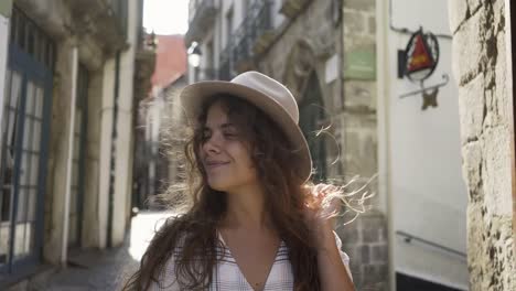 Mujer-atractiva-en-sombrero-con-pelos-en-la-calle