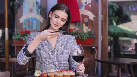 Hermosa-mujer-tomar-fotos-de-comida-en-el-teléfono-móvil-en-el-restaurante