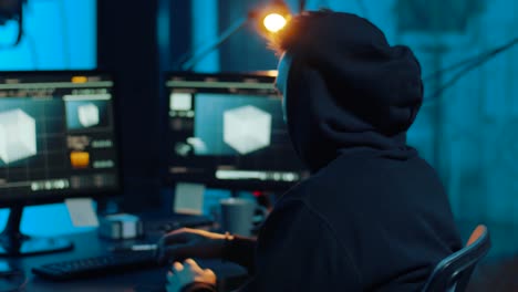 Asian-Hacker-in-dunklem-Raum-mit-Computern-in-der-Nacht