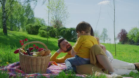 Familia-joven-en-un-picnic