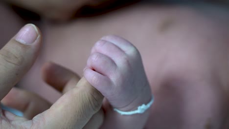 Baby-Neugeborenen-halten-Mutter-Hand