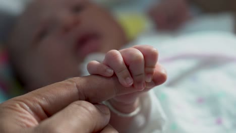 Baby-Neugeborenen-halten-Mutter-Hand