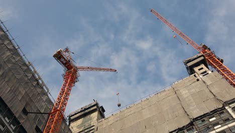 Baustelle-arbeitet-mit-Maschine,-um-hohen-Turm-auf-klarem-Himmel-zu-bauen