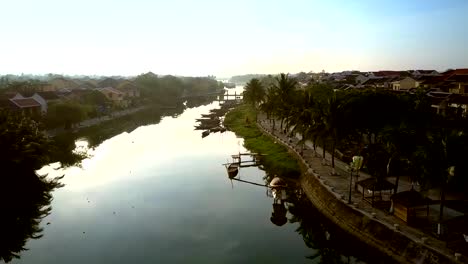 dunkle-Stadtsilhouetten-und-heller-Himmel-reflektieren-im-Kanal