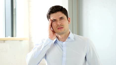 Headache,-Man-with-Pain-in-Head-in-Office